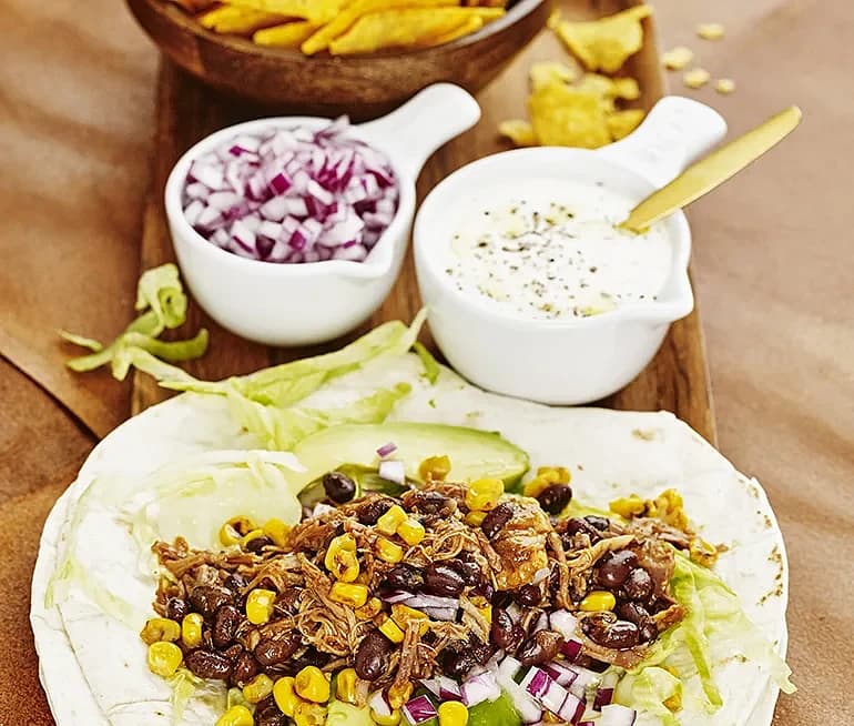 Pulled pork tortillas med majs och avokado