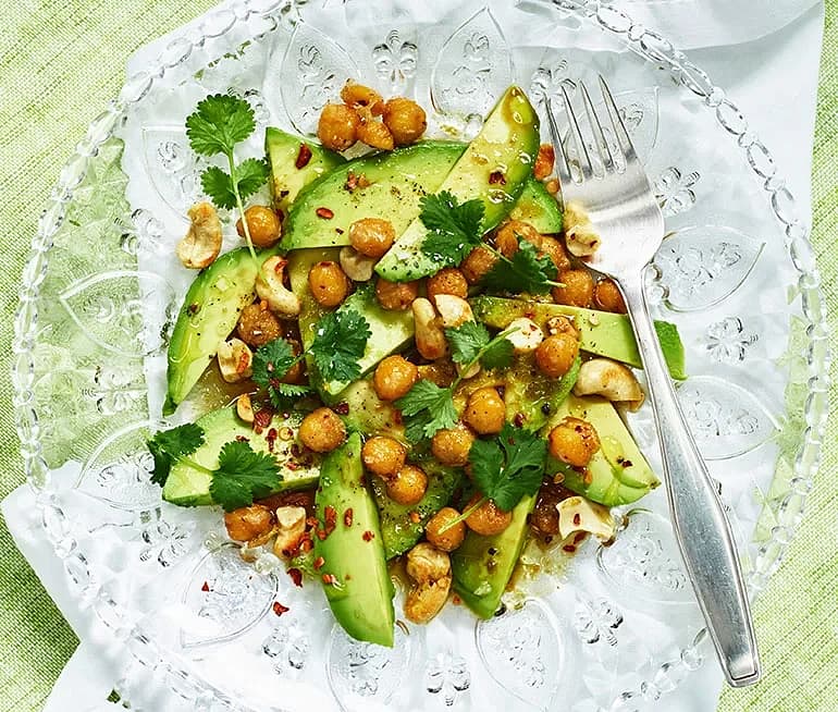 Avokado med chilirostade kikärter och cashewnötter