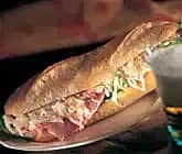 Halvbaguette med coleslaw och skinka