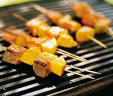 Grillade lax- och mangospett