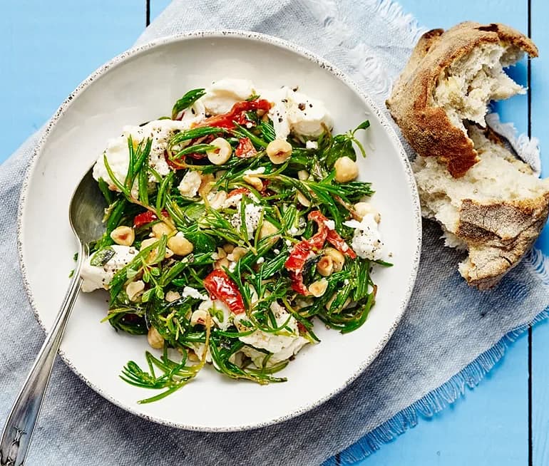 Ljummen havsgrönsakssallad med mozzarella, hasselnötter och citron