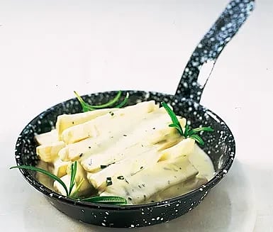 Rosmarin- och crème fraichestuvade svartrötter