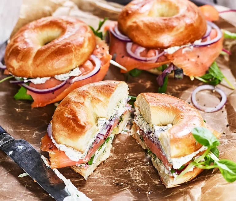 Bagel med het dillmascarpone och kallrökt lax