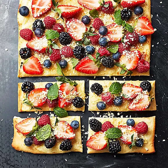 Grillad bärpizza "Söt flammkuchen"