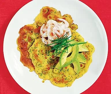 Ört- och olivpannkakor med räkor och avokado