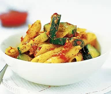 Pasta med chilipesto och zucchini