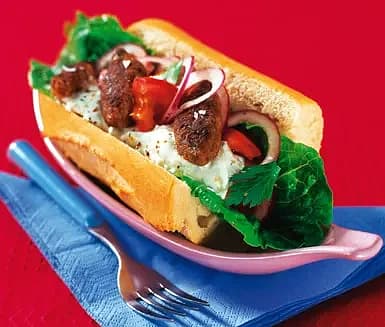 Kryddiga färskorvar i baguette