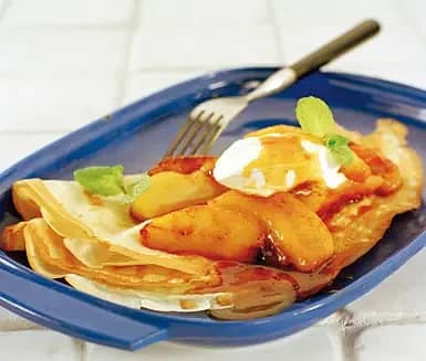 Pannkakor med sockerstekta äpplen och crème fraiche