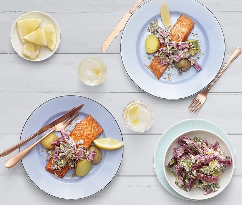 Varmrökt lax med rödbetssmetana och wasabi