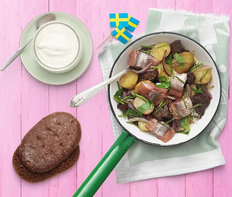 Matjessillpanna med rågbröd, örter och gräddfil