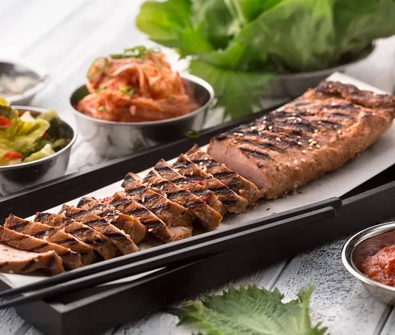 Grillspjut med kimchi, gröna blad och Ssamjang