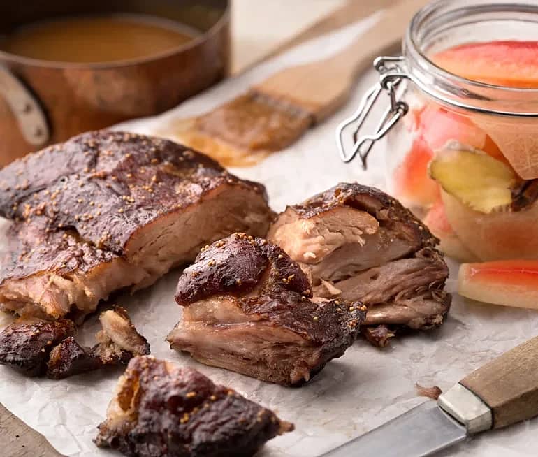 Glacerat revben med fikonglaze och vattenmelonpickles