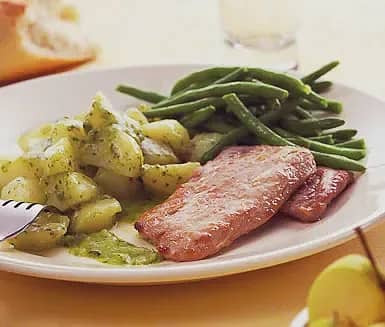 Schnitzel med basilikapotatis