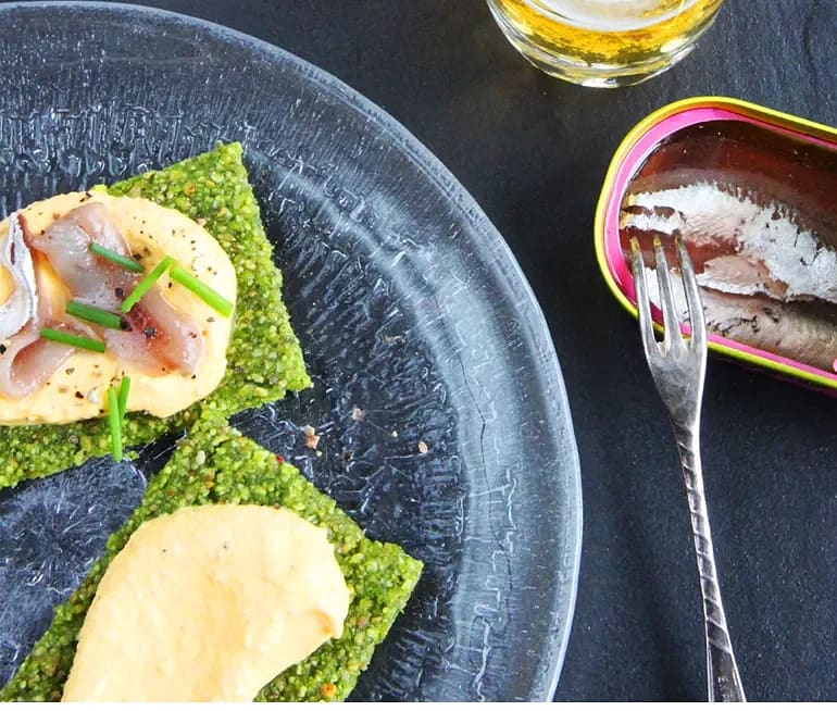 Cheesecakecrème med morot, dillgranola och ansjovis