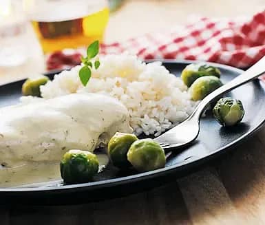 Kokt kycklingfilé med örtsås