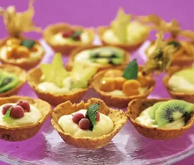 Hasselnötsformar med vaniljkräm