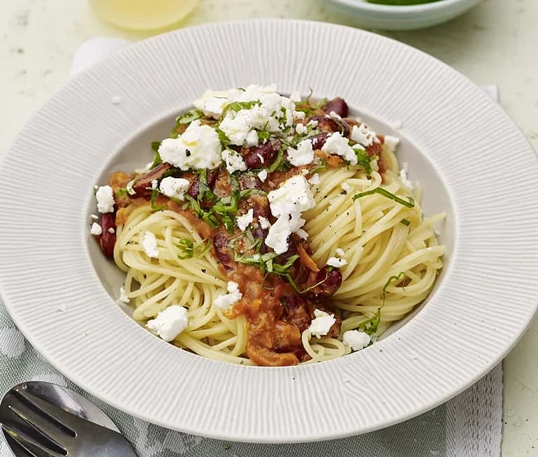 Spaghetti med tomatsås och fetaost | Recept 