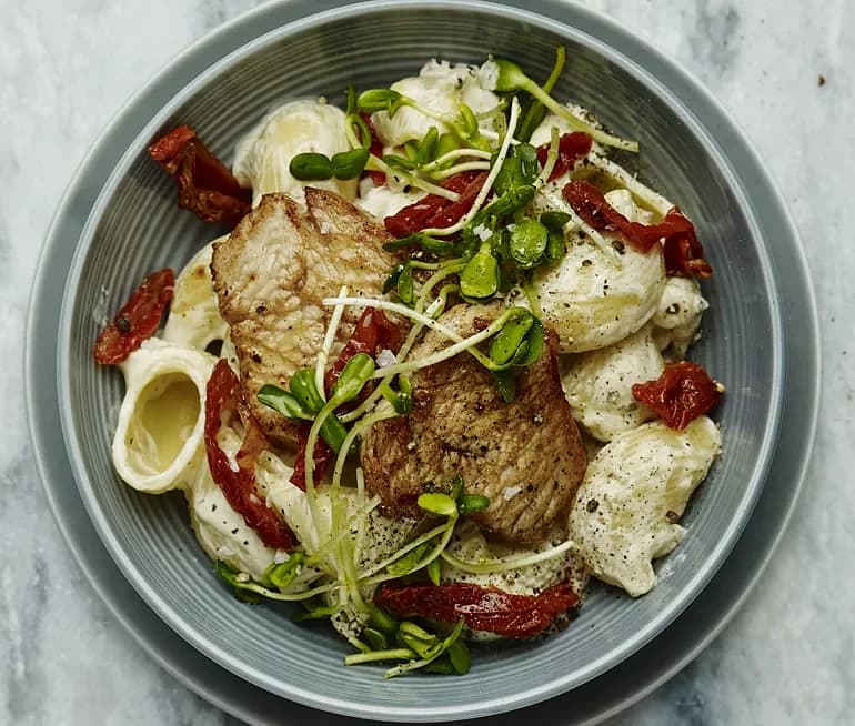 Krämig kalkonpasta med solrosskott