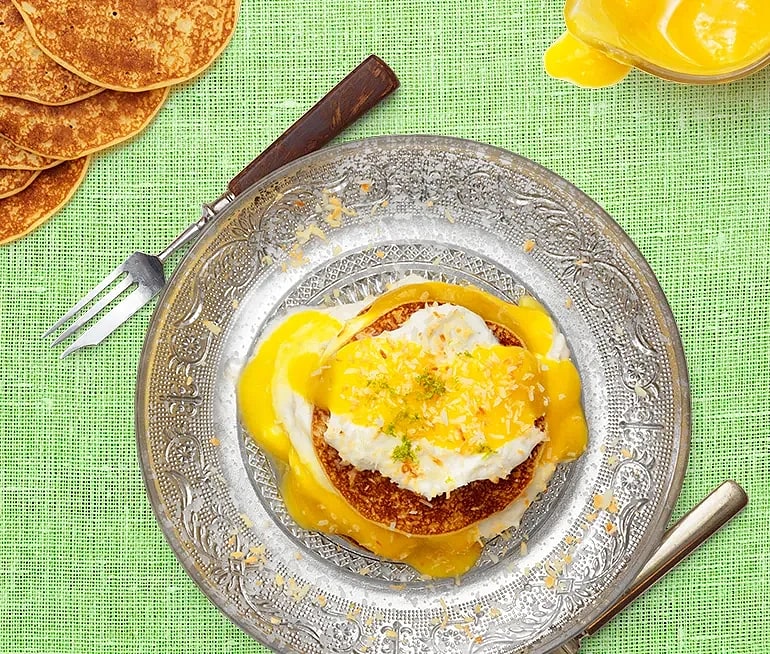 Plättbakelse med mangosås och rostad kokoskvarg