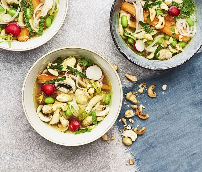 Kyckling och ingefära i buljong med nudlar och champinjoner