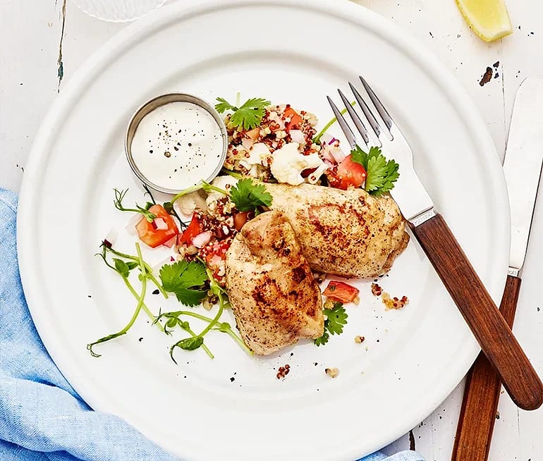 Ljummen frö- och grynsallad med grönsaker, kycklinglår och yoghurt