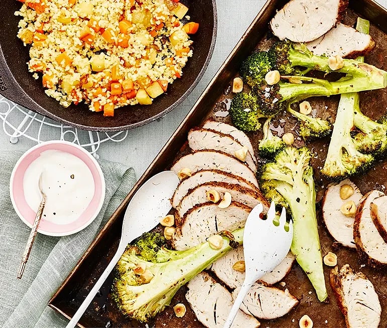Pepparrostad kalkon med rotsaksbulgur, broccoli och gräddfil