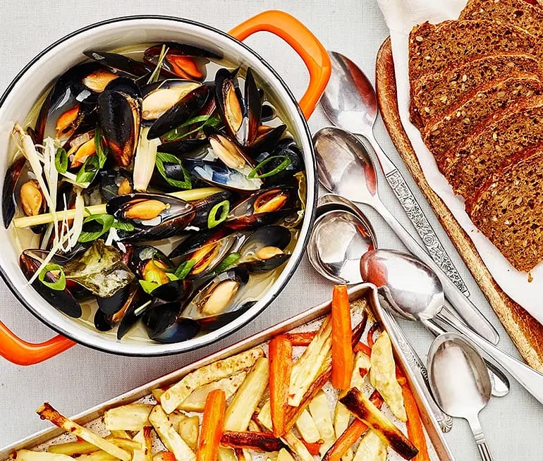 Musselsoppa med citrongräs och chilirostade rotsaksstavar