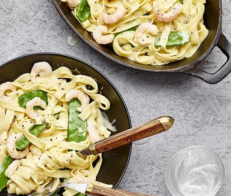 Färsk pasta med krämig räksås och sockerärtor