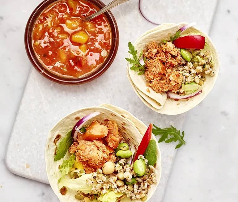 Rökt lax taco med mangosalsa och tortillabröd