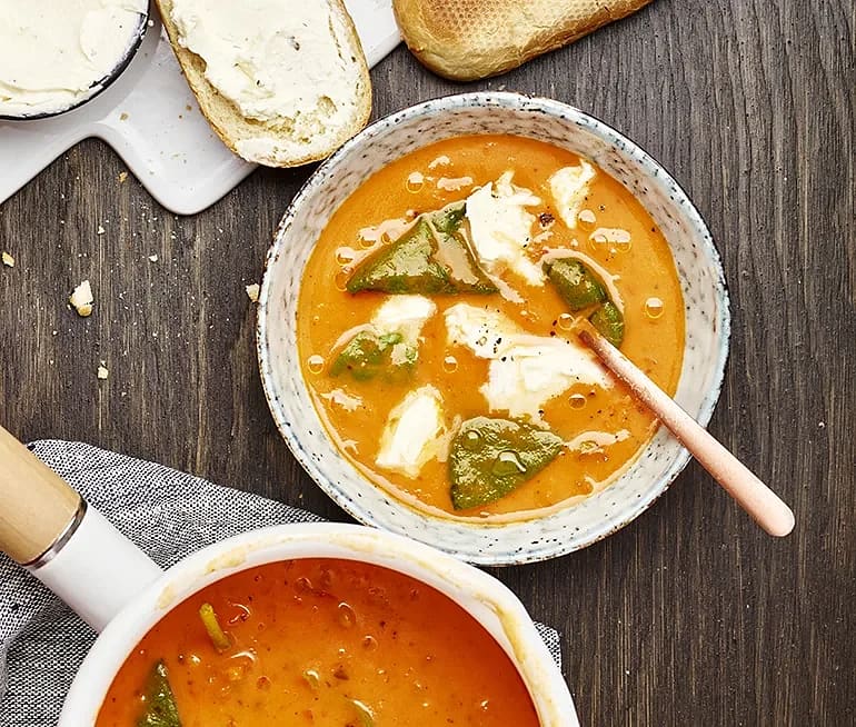 Tomatsoppa med mozzarella och baguette