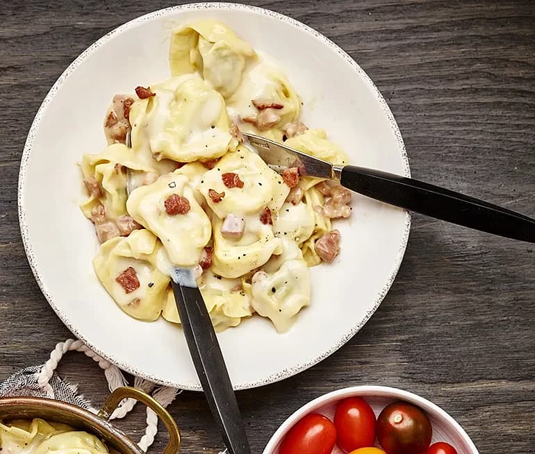 Färsk tortelloni med bacon- och ostsås