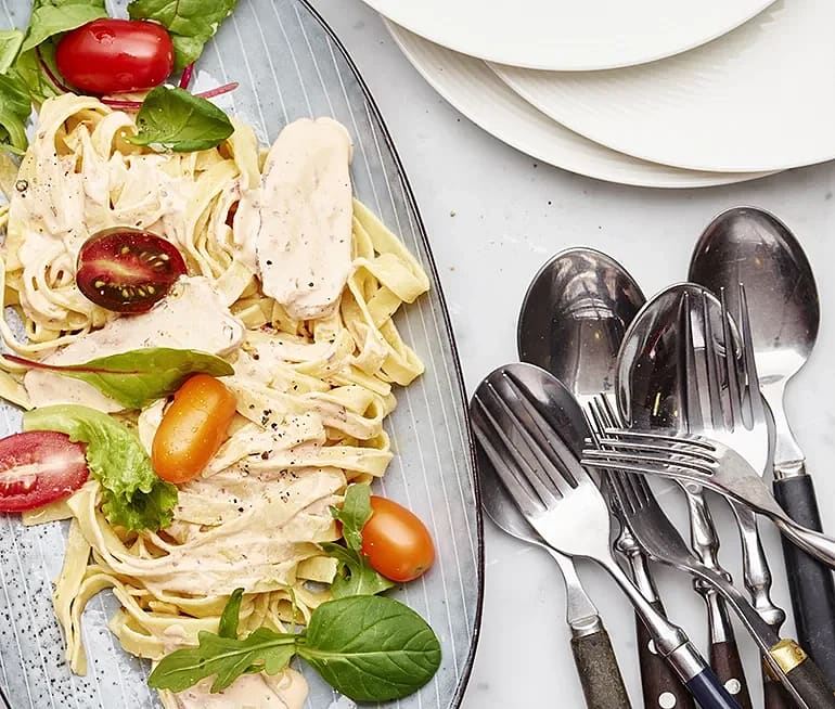 Glutenfri tagliatelle med kyckling och krämig sås