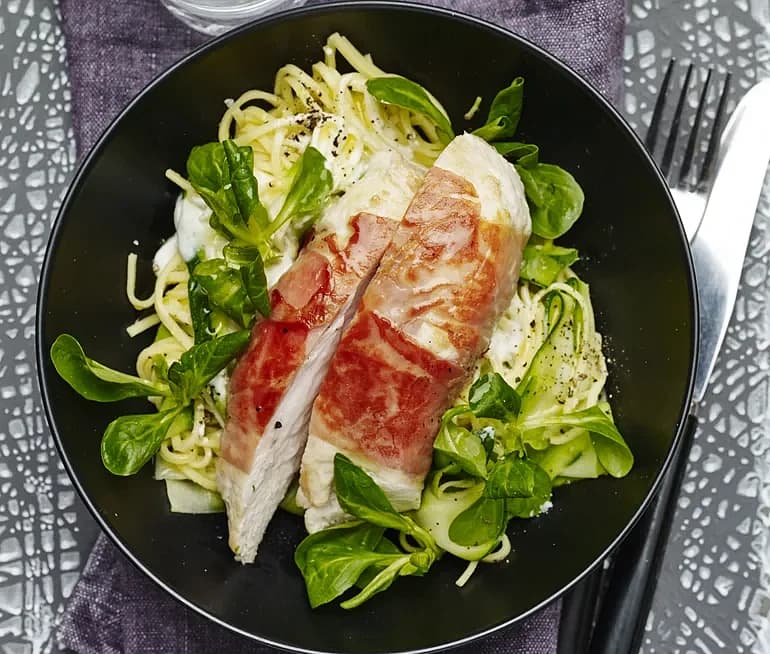 Prosciuttolindad kyckling med hyvlad zucchini