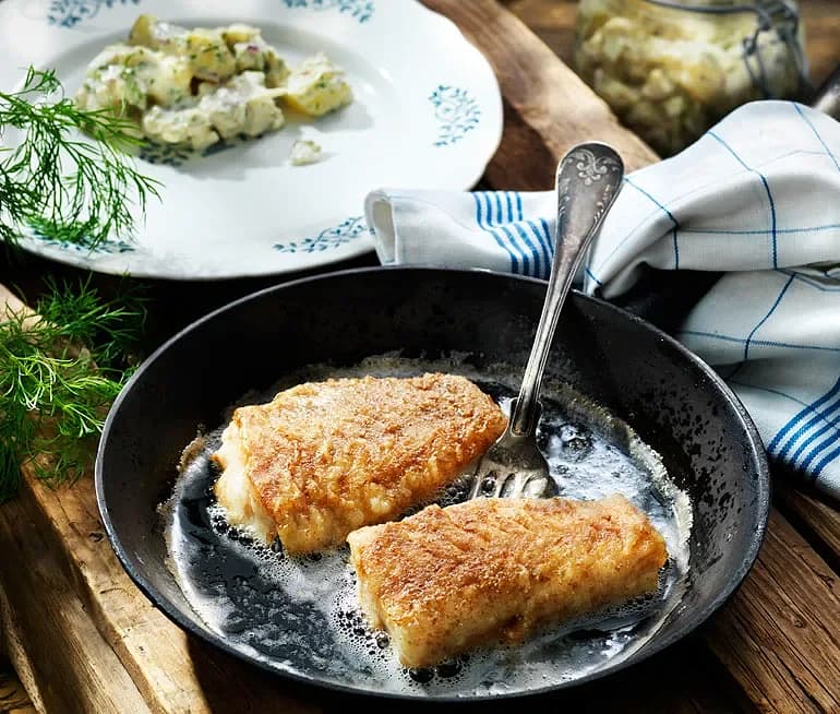 Halstrad torskfilé med gubbröra på blomkål, ansjovis och ägg