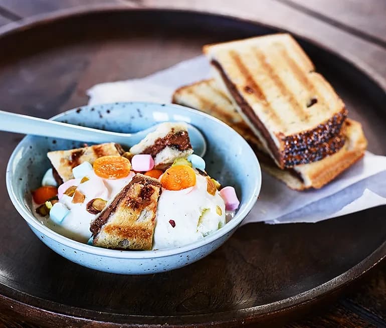 Nougattoast med glass, pistasch, physalis och marshmallows