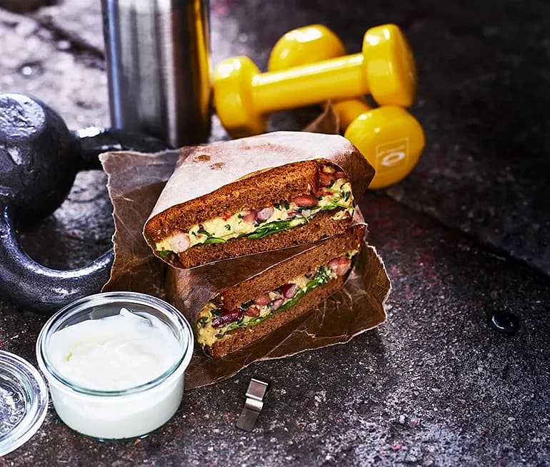 Rostad macka med äggröra, avokado och bönsallad