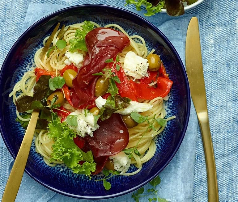 Pasta mozzarella med bresaola och oliver