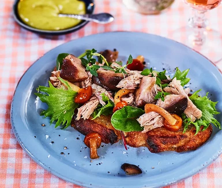 Levain med confiterat anklår och enbärspicklad svamp