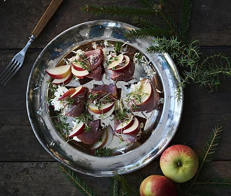 Lammfiolssnittar med pepparrotscrème