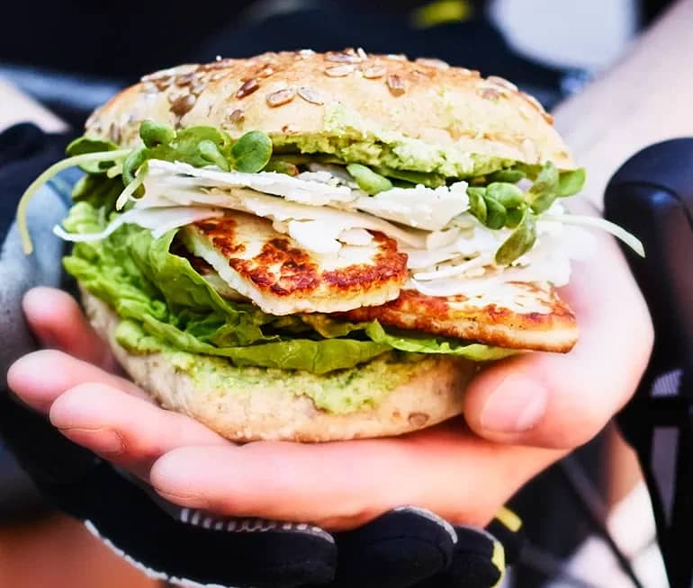 Macka med halloumi, grön ärt- och cashewspread