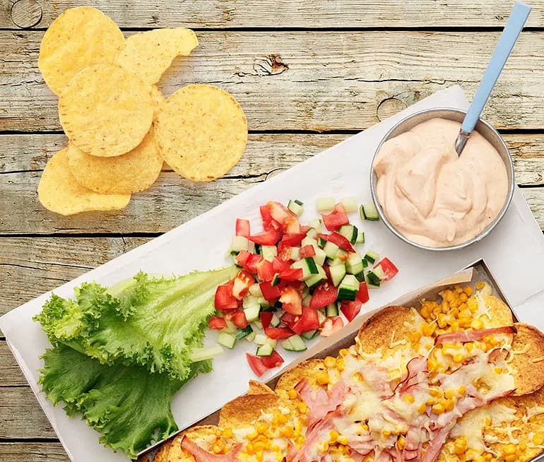 Gratinerade nachos med majs och rökt kalkon