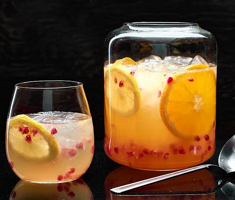 Mousserande fruktdrink med granatäpple