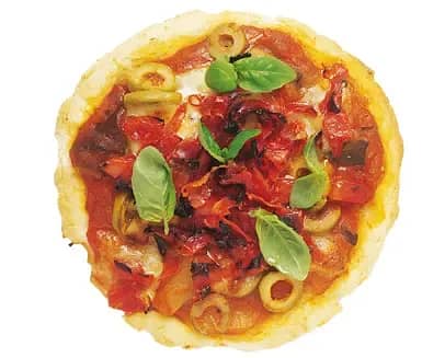 Ratatouillesås, korv och mozzarellapizza