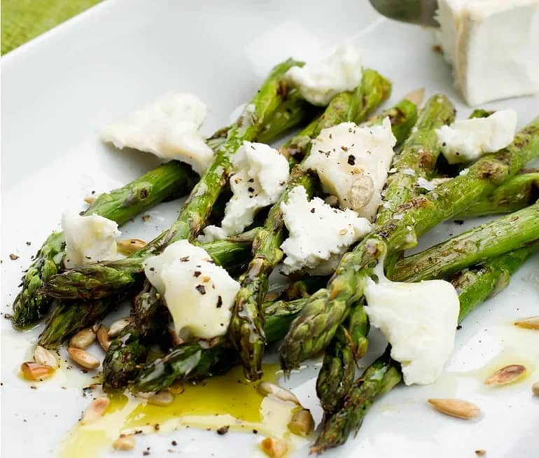 Grillad sparris med pinjenötter & chèvre