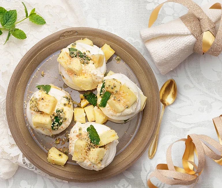 Marängbakelse med ananas, passion och mynta