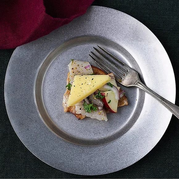 Sill med äpple, lök och svecia