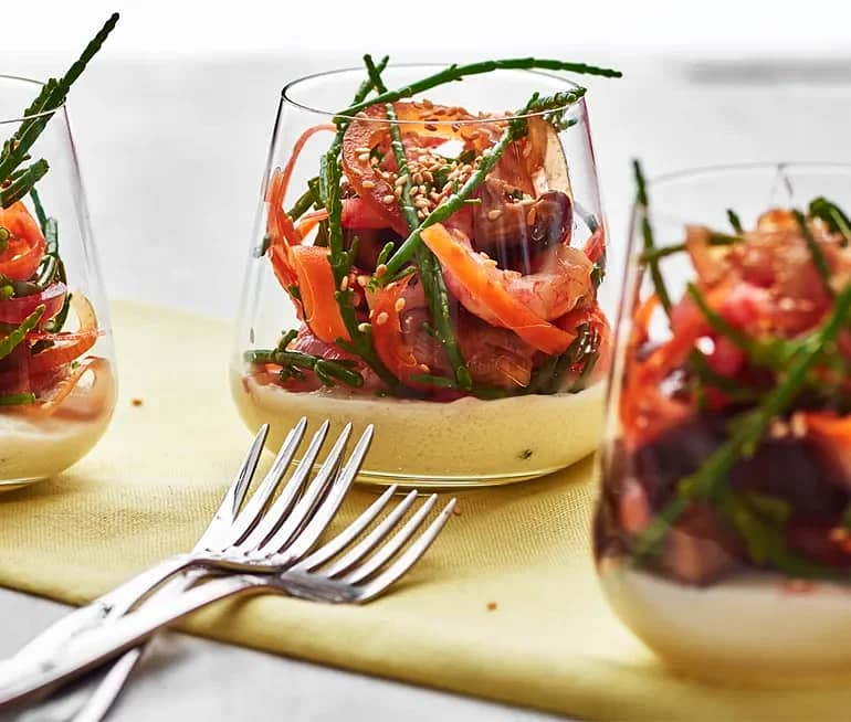Räkcocktail med blomkål, sesam, alger och sojapicklad svamp