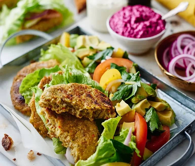Nötiga kikärtsbiffar med tomat- & avokadosallad