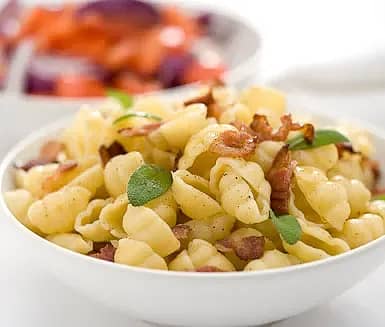 Pastagnocchi med bacon och salvia