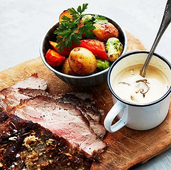 Ingefärsbakad fläskkarré med svampsås och rostade rotfrukter
